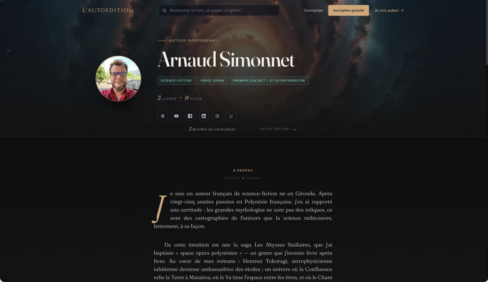 Page auteur publique — photo de profil, biographie et image hero panoramique